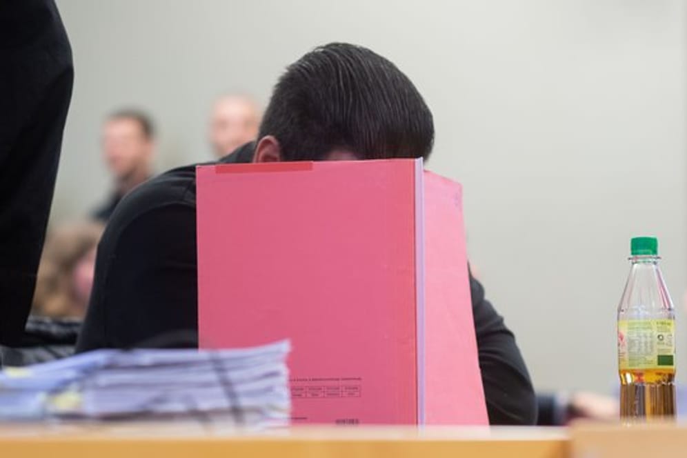 Ein Angeklagter sitzt im Gerichtsaal: Mehrere Kriminelle wurden in Hannover schuldig gesprochen.