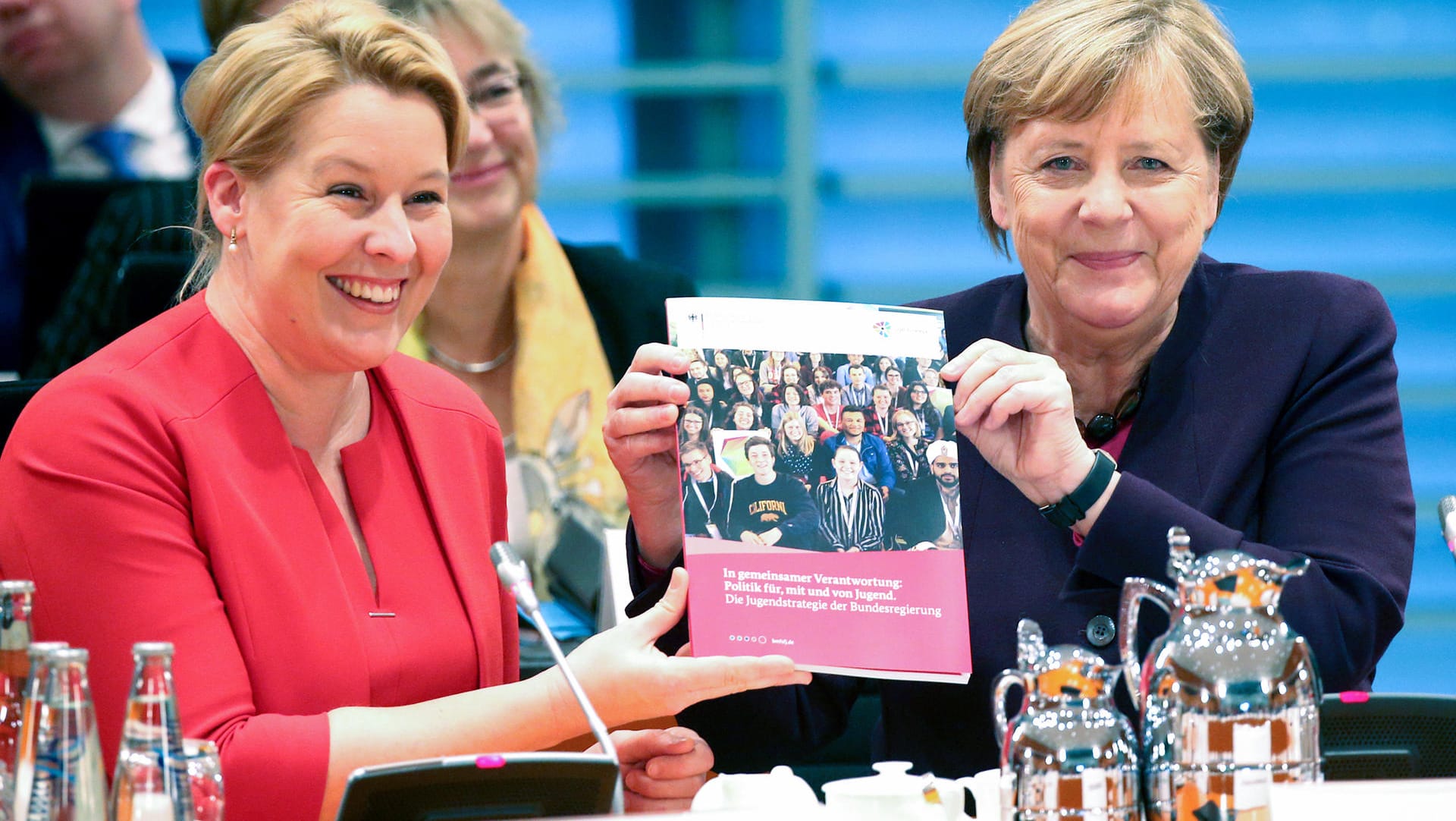 Bundeskanzlerin Angela Merkel (CDU, rechts) und Franziska Giffey (SPD): Sie präsentieren die erste Jugendstrategie der Bundesregierung.