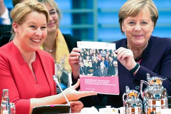 Bundeskanzlerin Angela Merkel (CDU, rechts) und Franziska Giffey (SPD): Sie präsentieren die erste Jugendstrategie der Bundesregierung.
