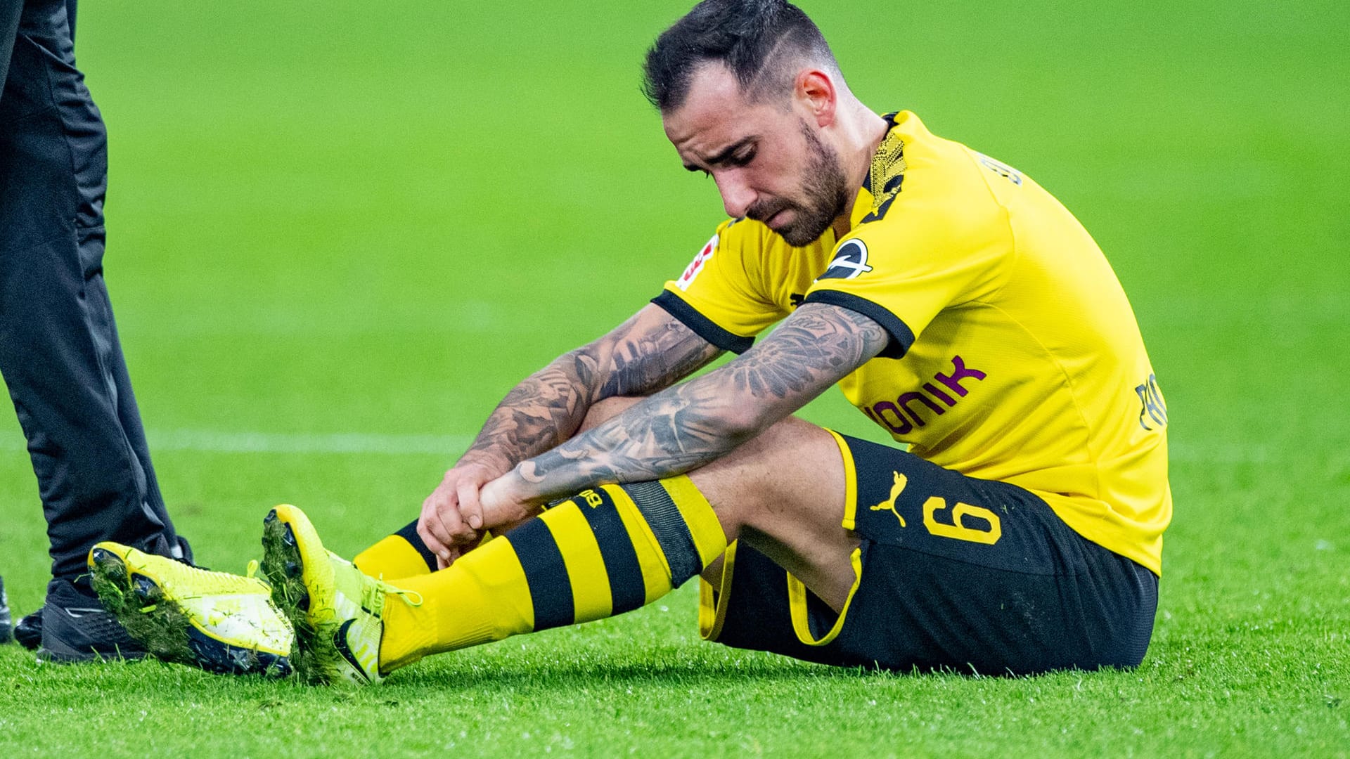 Paco Alcacer sitzt verletzt auf dem Rasen und muss ausgewechselt werden: Derzeit häufen sich die Gerüchte, dass der Spanier zurück nach Barcelona wechseln will.