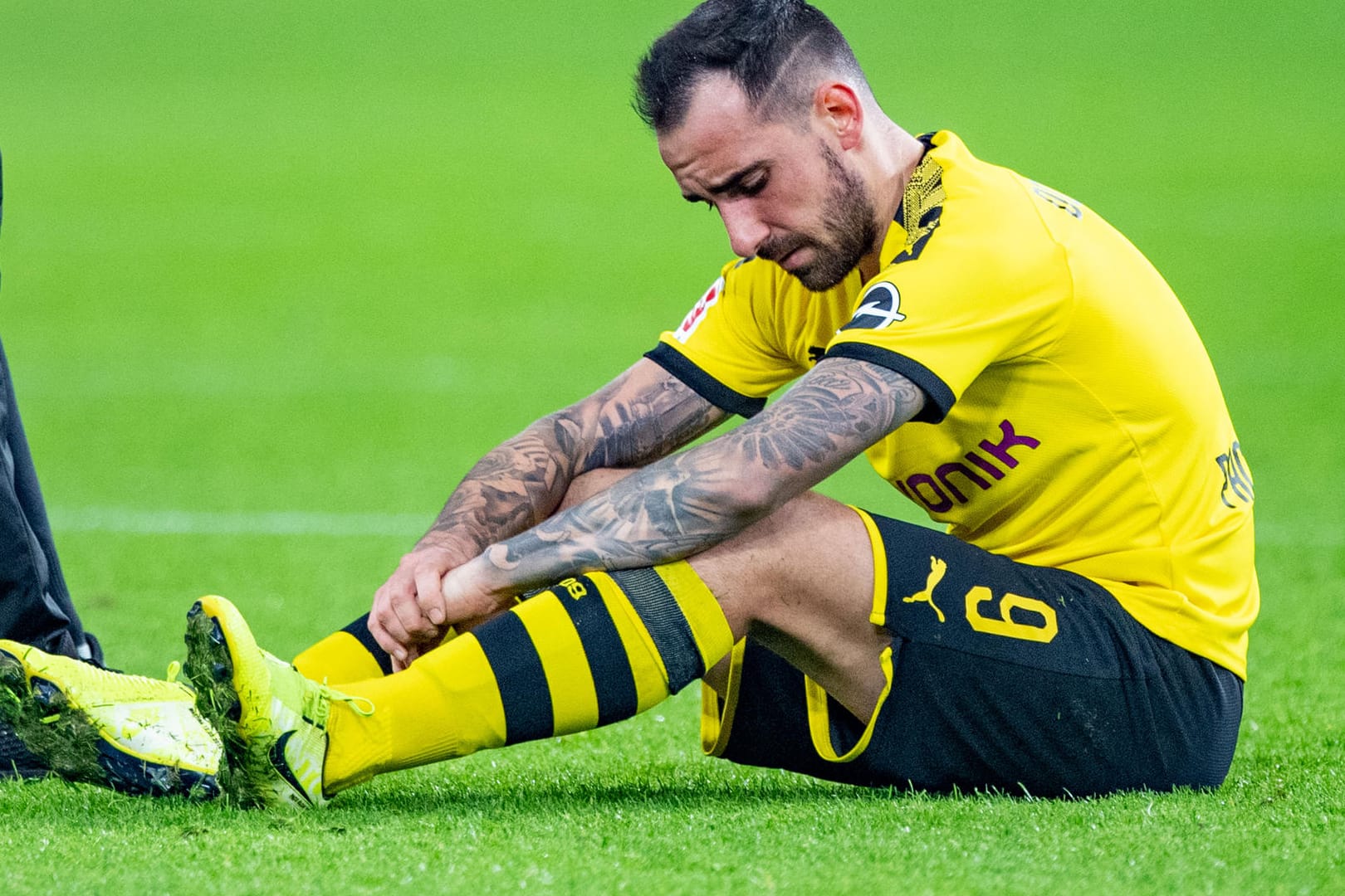 Paco Alcacer sitzt verletzt auf dem Rasen und muss ausgewechselt werden: Derzeit häufen sich die Gerüchte, dass der Spanier zurück nach Barcelona wechseln will.