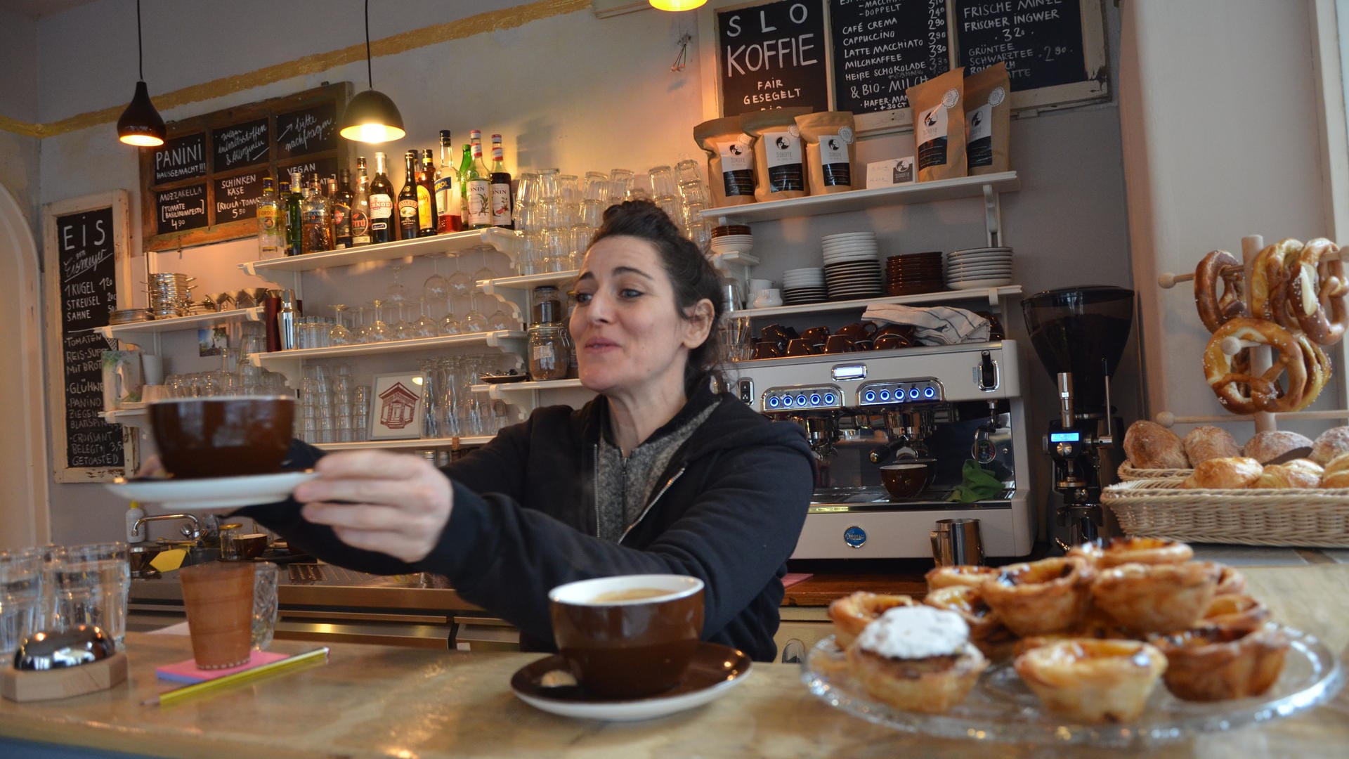 Blick auf die Theke: Im Café Gold gibt es Kuchen, aber auch Herzhaftes wie Suppe.