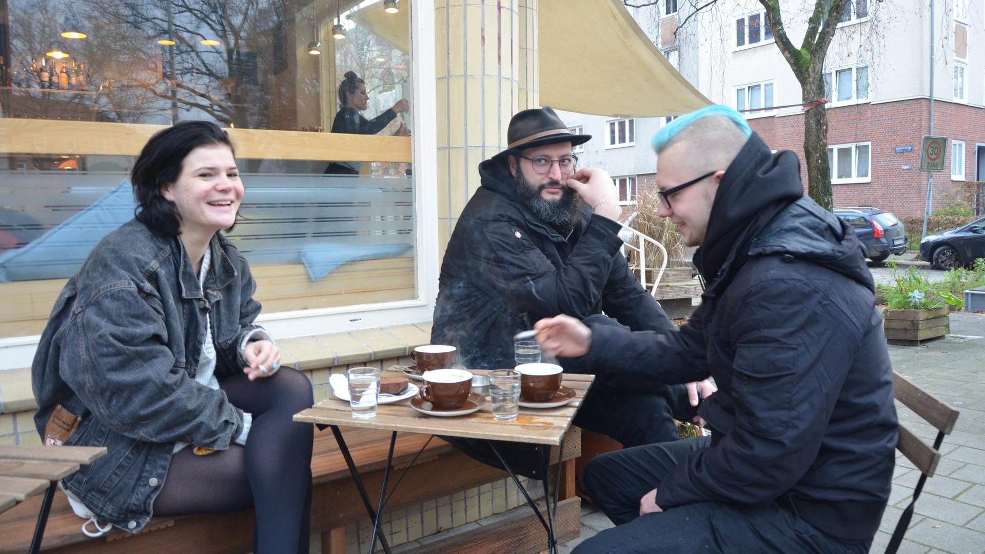 Besucher vor dem Café: Das Kaffeehaus ist bei Studenten, Rentnern und Familien beliebt.