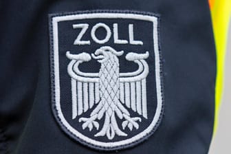 Uniform eines Zollbeamten (Symbolbild): Vor der Pfändung des Reisebusses kam es schon häufiger zu Zahlungsausfällen der Firma.