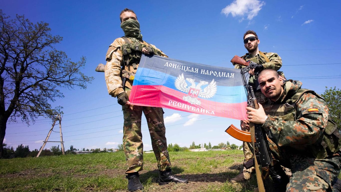 Ausländische Kämpfer während einer Militärübung der Separatisten in der Ostukraine, 2015: Die Bundesregierung kann keine Gefahrenlage durch Rückkehrer erkennen. Experten sehen das anders.