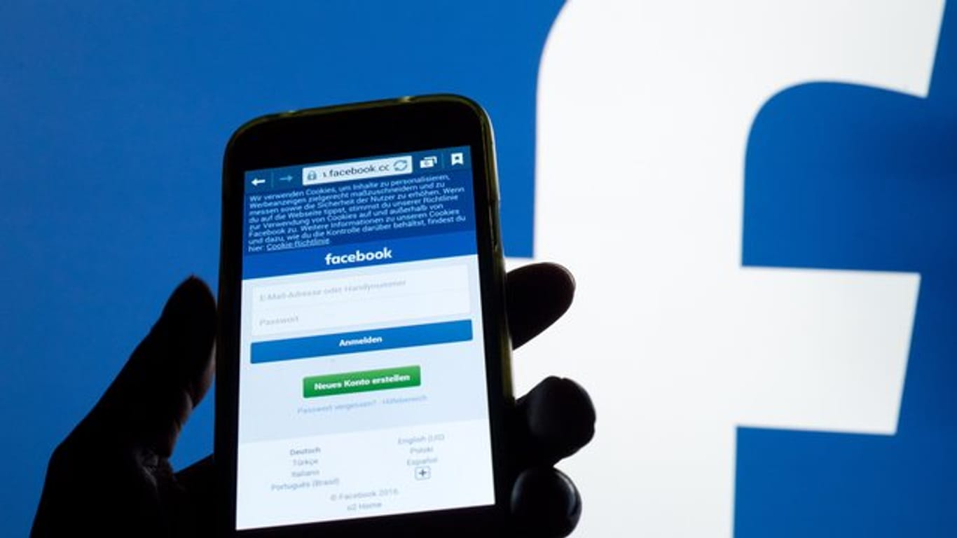 Facebook muss ein Profil wieder freigeben, nachdem sich ein Nutzer über Flüchtlinge ausgelassen hatte und gesperrt worden war.