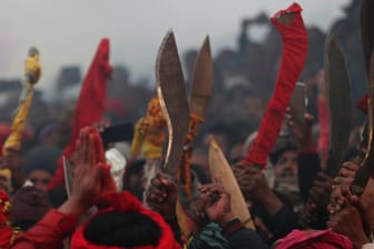 Männer halten Säbel hoch: Das Gadhimai Festival in Bariyarpur steht in der Kritik.