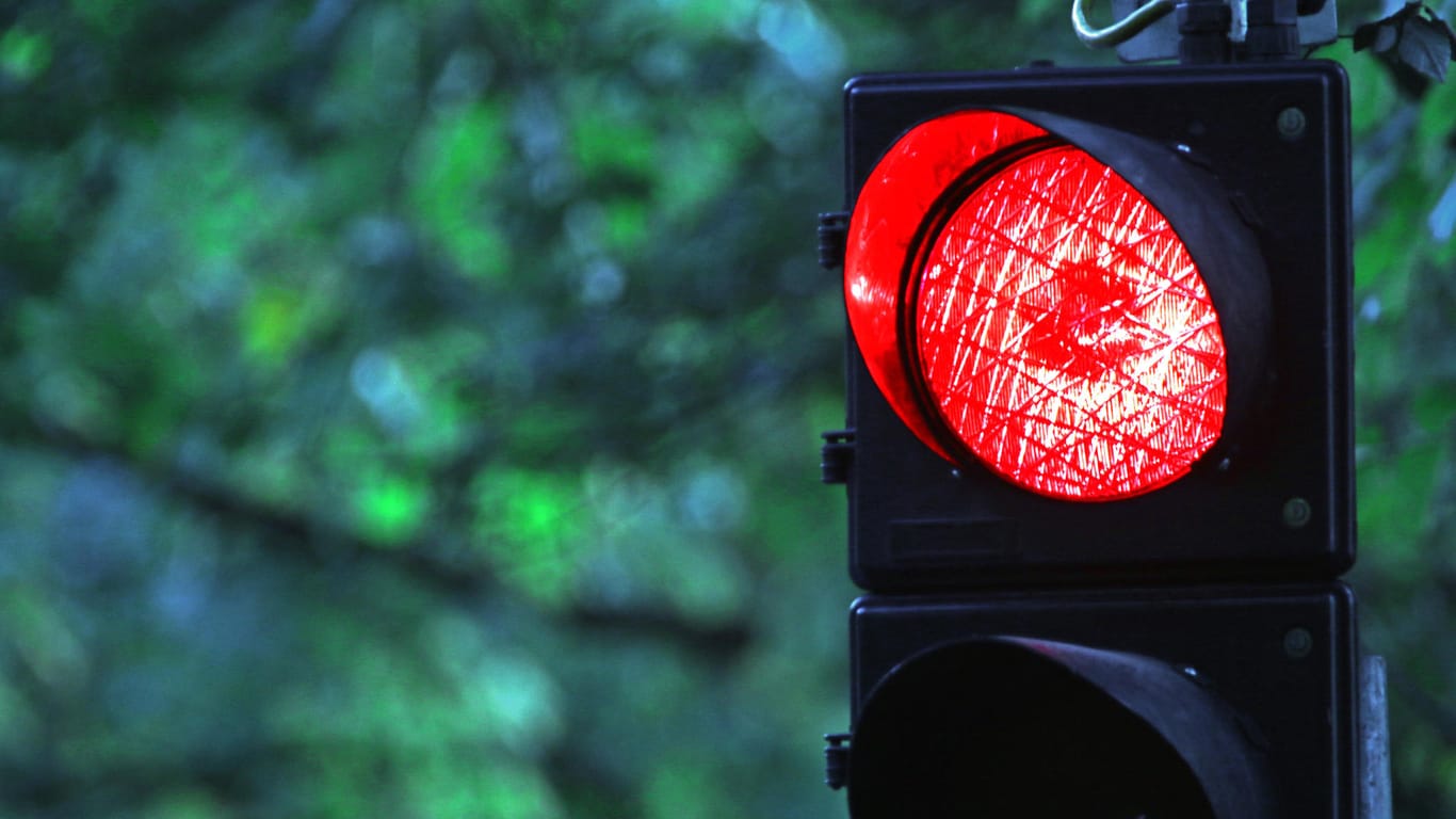 Rote Ampel (Symbolbild): Trotz schlechter Sicht durch vereiste Scheiben fuhr der Autofahrer über die rote Ampel.