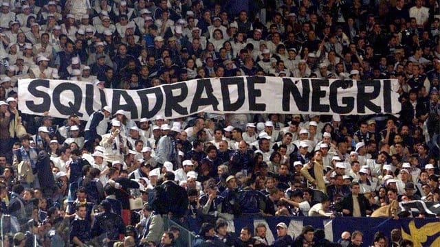 In den italienischen Stadien fallen Zuschauergruppen immer wieder durch rassistische Äußerungen auf. In den italienischen Stadien fallen Zuschauergruppen immer wieder durch rassistische Äußerungen auf.