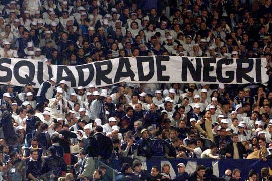 In den italienischen Stadien fallen Zuschauergruppen immer wieder durch rassistische Äußerungen auf.