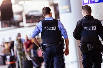 Polizei am Frankfurter Flughafen: Eine mutmaßliche IS-Anhängerin kehrt mit ihren Kindern zurück nach Deutschland. (Symbolbild)