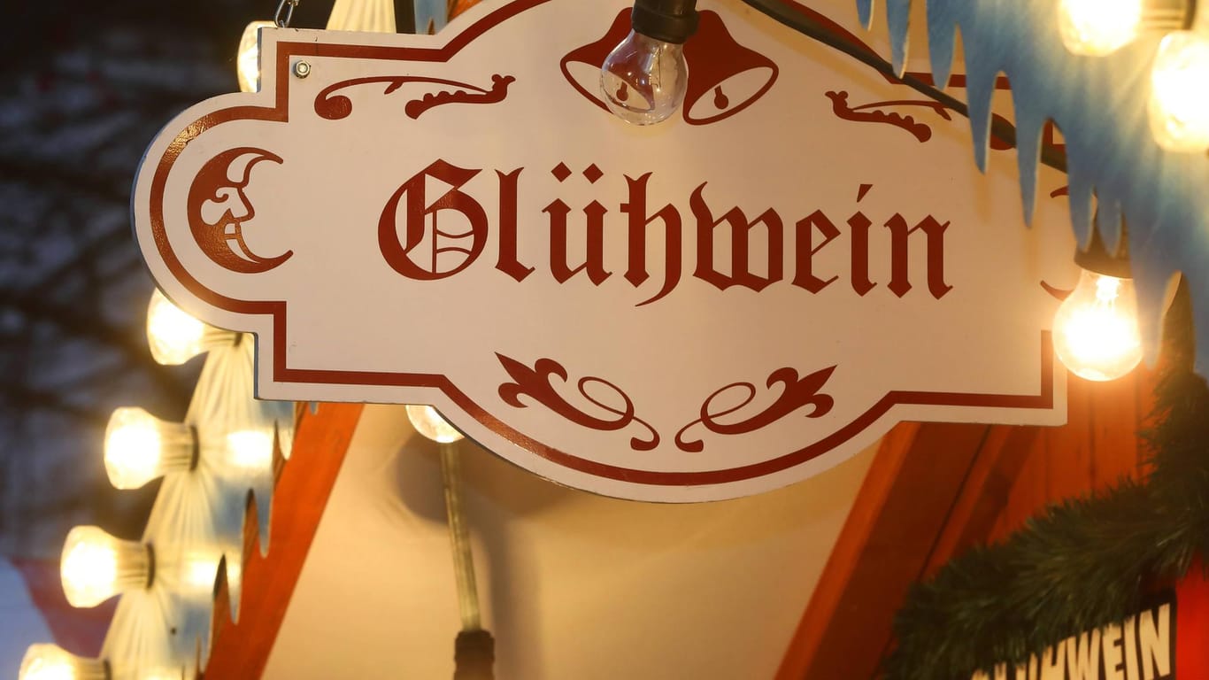 Auf einem Schild auf einem Weihnachtsmarkt steht "Glühwein": In einem Münchner Hotel zahlen Gäste 14 Euro für das Heißgetränk.
