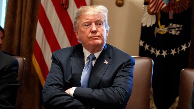 Donald Trump mit verschränkten Armen im Weißen Haus. Donald Trump mit verschränkten Armen im Weißen Haus.