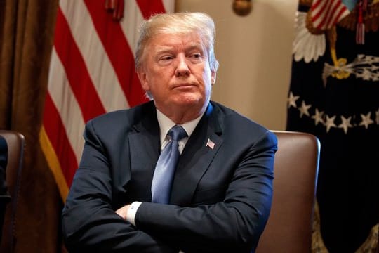 Donald Trump mit verschränkten Armen im Weißen Haus.