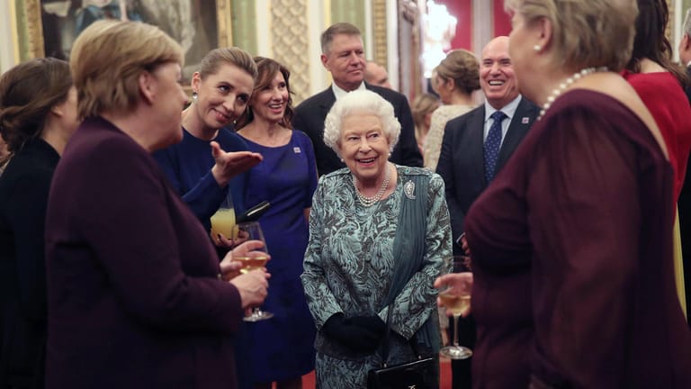 Queen Elizabeth II.: Mit ihren Gästen (darunter beispielsweise Bundeskanzlerin Angela Merkel, Dänemarks Premierministerin Mette Frederiksen oder die norwegische Premierministerin Erna Solberg) führt die Königin offenbar nicht nur ernste Gespräche.