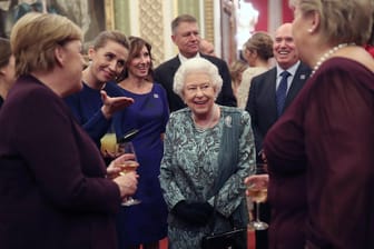 Queen Elizabeth II.: Mit ihren Gästen (darunter beispielsweise Bundeskanzlerin Angela Merkel, Dänemarks Premierministerin Mette Frederiksen oder die norwegische Premierministerin Erna Solberg) führt die Königin offenbar nicht nur ernste Gespräche.
