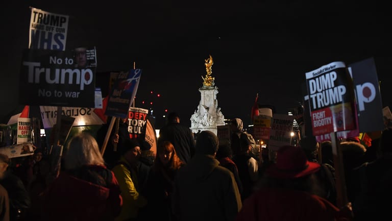 Demonstration vor dem Buckingham Palace: Auf Transparenten protestieren die Teilnehmer gegen Präsident Trump und gegen einen Ausverkauf des britischen Gesundheitssystems.