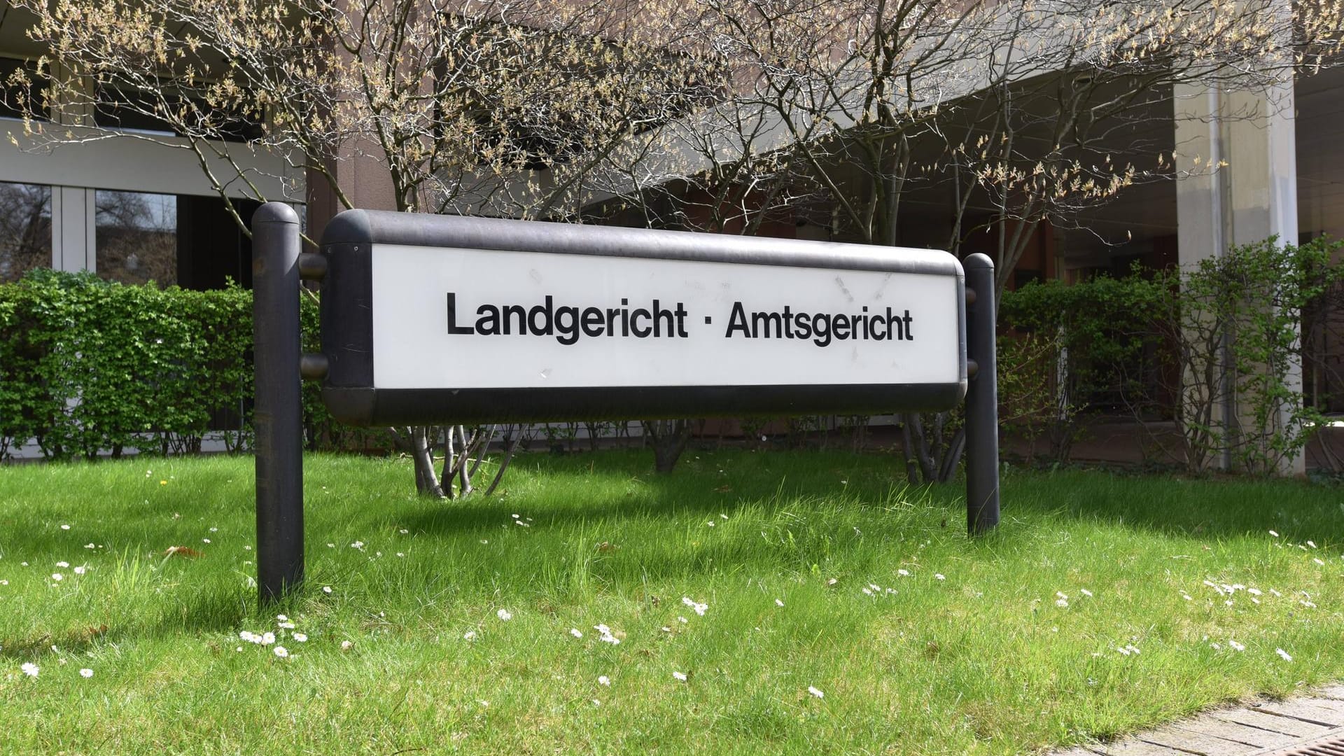 Landgericht und Amtsgericht Köln: Ein 70-Jähriger wird des Mordes angeklagt. Landgericht und Amtsgericht Köln: Ein 70-Jähriger wird des Mordes angeklagt.