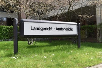 Landgericht und Amtsgericht Köln: Ein 70-Jähriger wird des Mordes angeklagt.