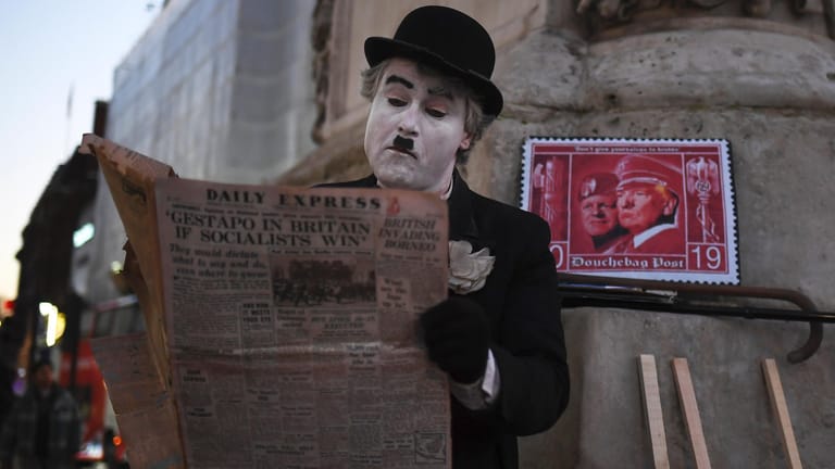 Ein als Charlie Chaplin verkleideter Mann demonstriert in London gegen den Nato-Gipfel und gegen den Besuch von Donald Trump.