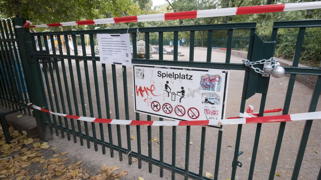 Sperrung eines Spielplatzes in Prenzlauer Berg: Die Polizei ermittelt wegen Rasierklingen im Sand. (Archivbild)