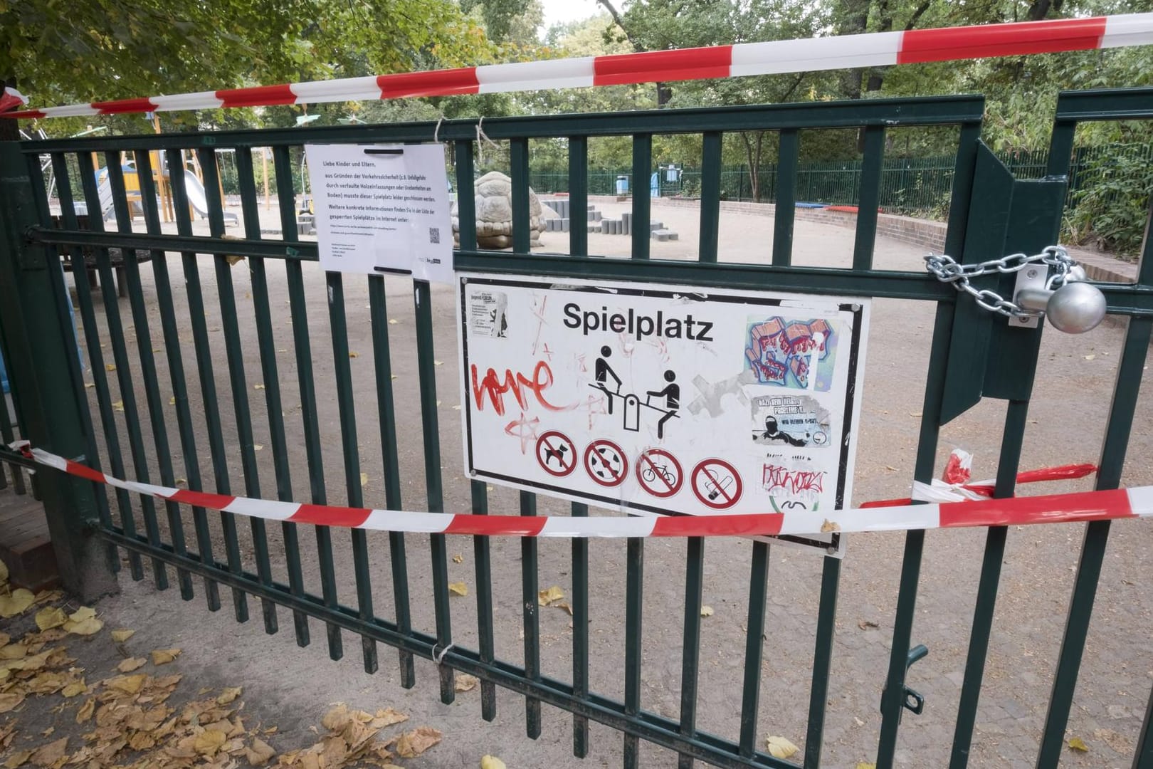 Sperrung eines Spielplatzes in Prenzlauer Berg: Die Polizei ermittelt wegen Rasierklingen im Sand. (Archivbild)