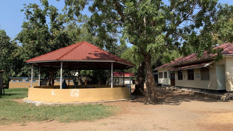 Pavillon im Innenhof des Kinderkrankenhauses in Juba.