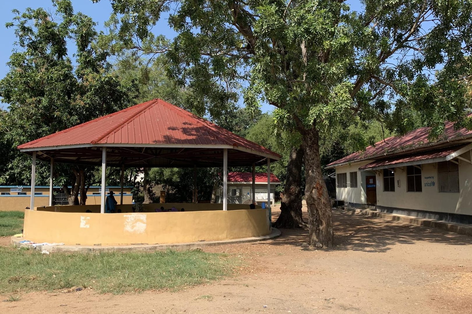 Pavillon im Innenhof des Kinderkrankenhauses in Juba.