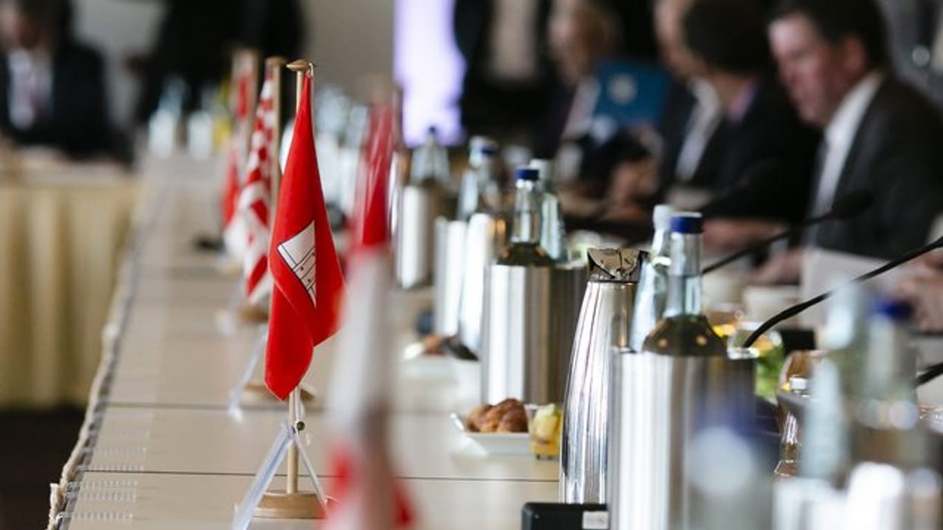 Die Flaggen der Bundesländer auf dem Tisch einer Innenministerkonferenz.