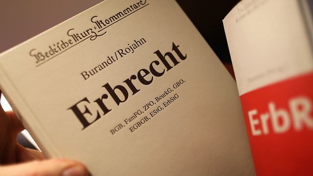 Das Erbrecht regelt, wer den Besitz eines Verstorbenen erhält.