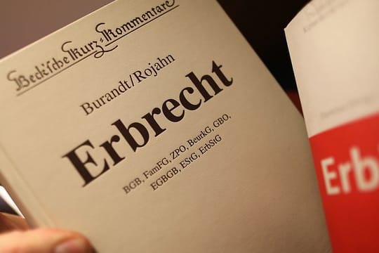 Das Erbrecht regelt, wer den Besitz eines Verstorbenen erhält. Das Erbrecht regelt, wer den Besitz eines Verstorbenen erhält.