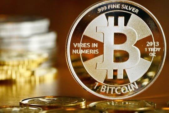"Bitcoin-Münzen", fotografiert beim Münzhandel.