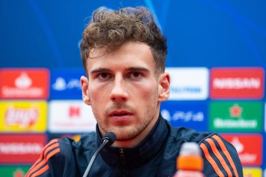 Leon Goretzka wundert sich über das System der EM-Gruppenauslosung.