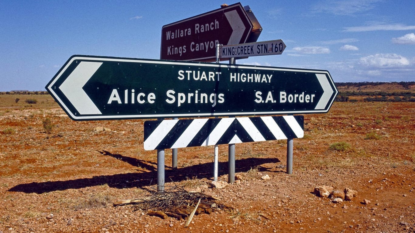 Straßenschild am Stuart Highway bei Alice Springs: Dort in der Nähe war das Auto der drei Freunde vor fast zwei Wochen liegengeblieben. (Symbolfoto)