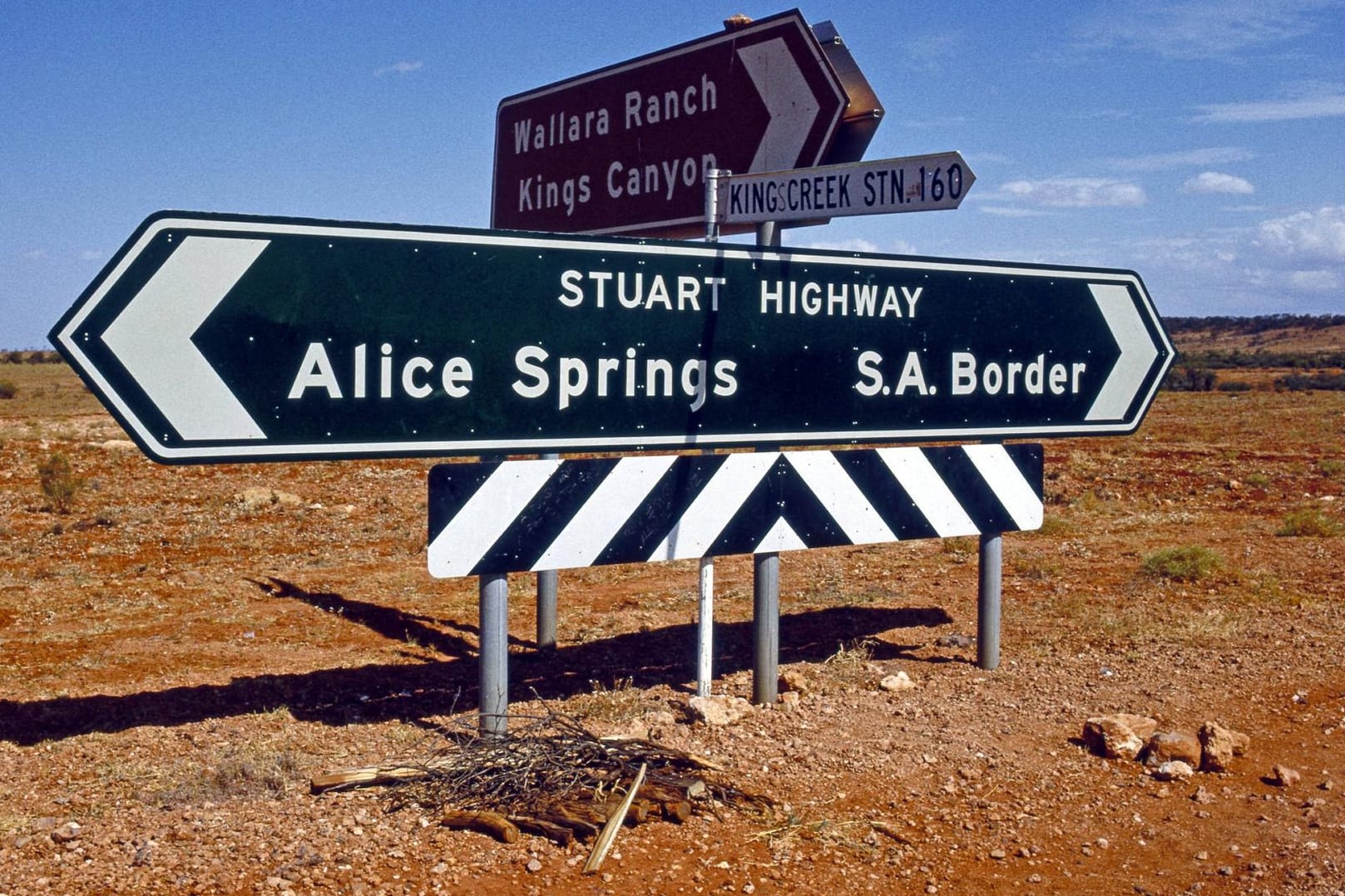 Straßenschild am Stuart Highway bei Alice Springs: Dort in der Nähe war das Auto der drei Freunde vor fast zwei Wochen liegengeblieben. (Symbolfoto)