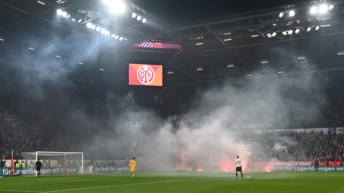 Ultras von Eintracht Frankfurt haben Pyro-Technik gezündet: Das wird für den Verein noch ein Nachspiel haben.