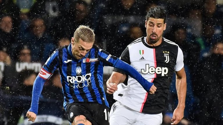 Wird erneut am Knie operiert: Sami Khedira (r) von Juventus Turin.