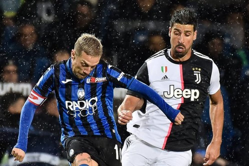 Wird erneut am Knie operiert: Sami Khedira (r) von Juventus Turin.