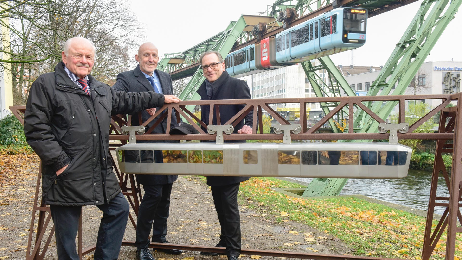 Arno Gerlach, Markus Schlomski und Andreas Mucke vor dem Schwebebahn-Modell: Es soll nach Israel transportiert werden.