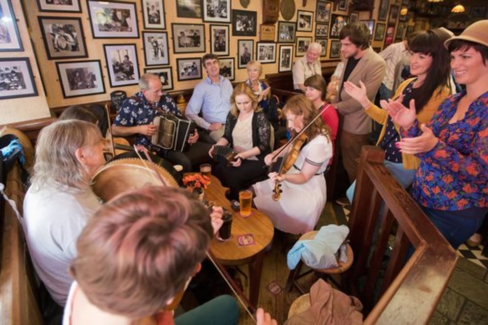 Besucher eines Pubs in Galway musizieren gemeinsam.