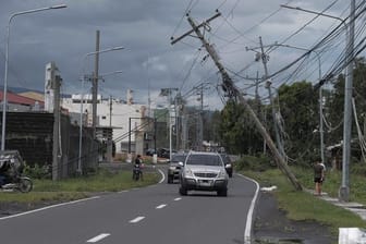 Umgeknickte Strommasten in Legazpi: Nach dem Durchzug des tropischen Wirbelsturms "Kammuri" steigt die Zahl der Toten auf den Philippinen weiter an.
