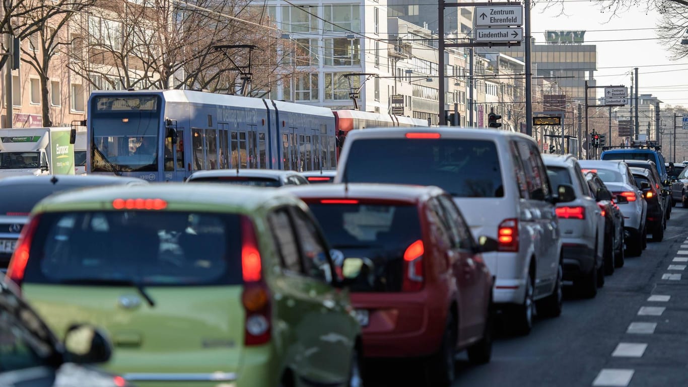 Berufsverkehr auf der Aachener Straße: Noch im Dezember sollen Expressbusse auf einer eigenen Spur fahren dürfen.