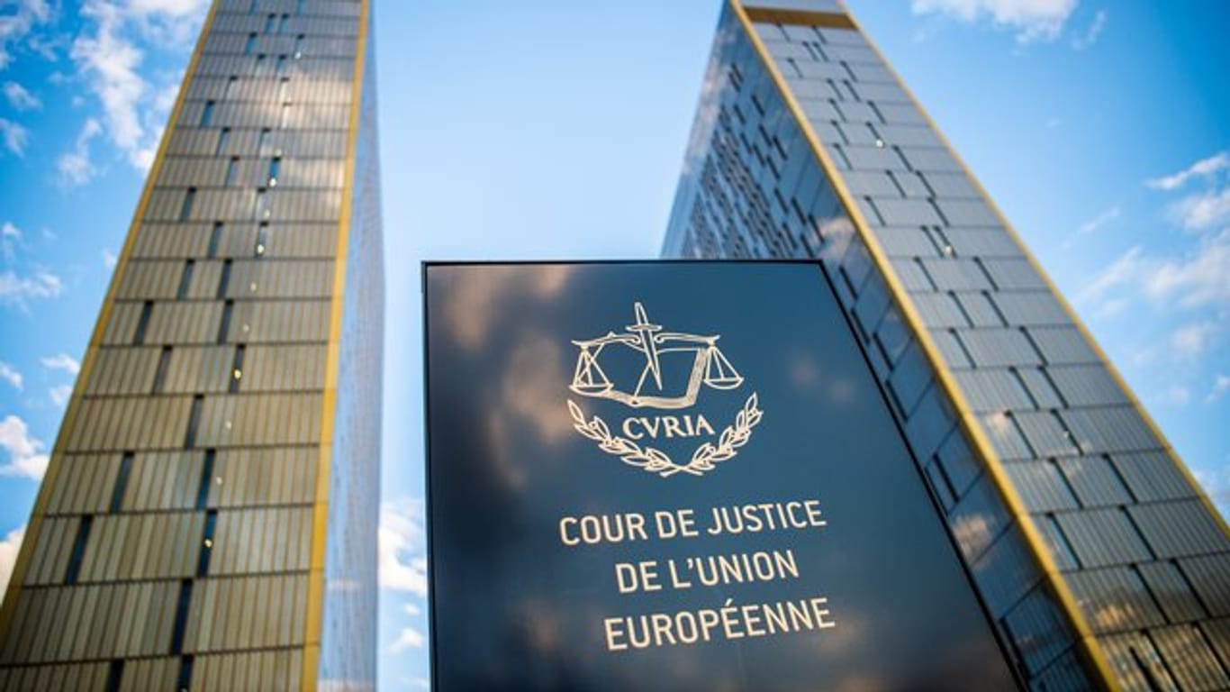 Vor den Bürotürmen des Europäischen Gerichtshofs mit der Aufschrift "Cour de Justice de l'union Européene" im Europaviertel auf dem Kirchberg.