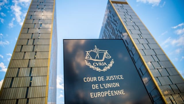 Vor den Bürotürmen des Europäischen Gerichtshofs mit der Aufschrift "Cour de Justice de l'union Européene" im Europaviertel auf dem Kirchberg.