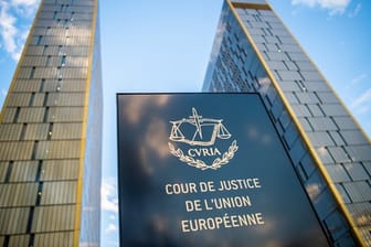 Vor den Bürotürmen des Europäischen Gerichtshofs mit der Aufschrift "Cour de Justice de l'union Européene" im Europaviertel auf dem Kirchberg.