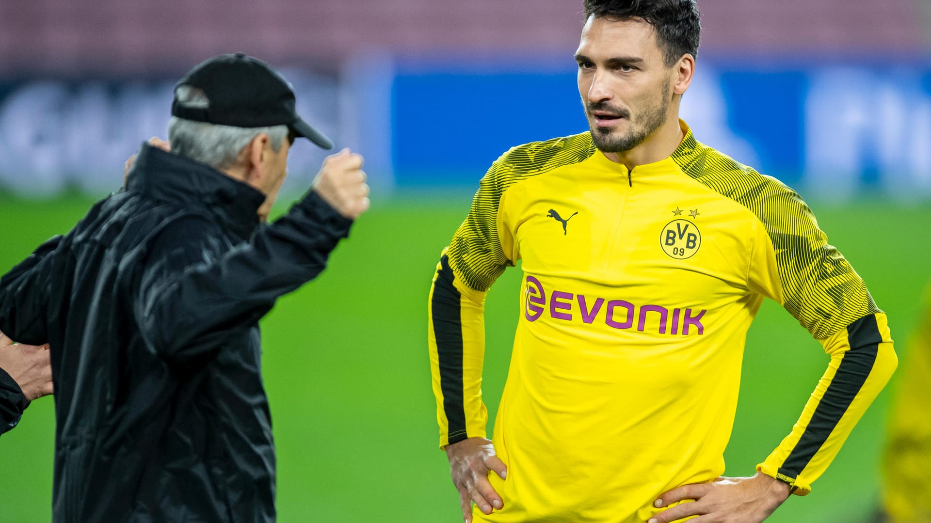 Mats Hummels: Der BVB-Verteidiger im Gespräch mit Trainer Lucien Favre.