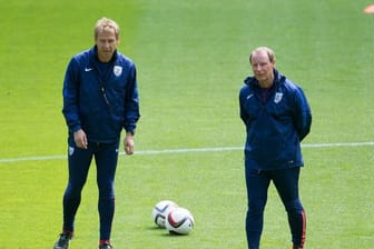 Berti Vogts (r) glaubt an den Erfolg von Jürgen Klinsmann in Berlin.