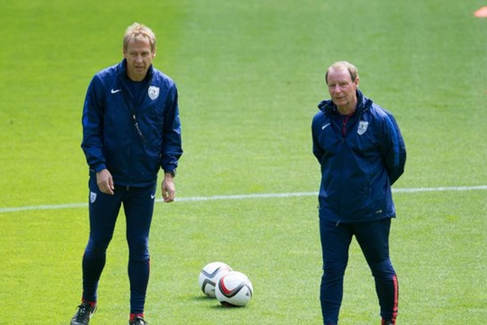 Berti Vogts (r) glaubt an den Erfolg von Jürgen Klinsmann in Berlin.