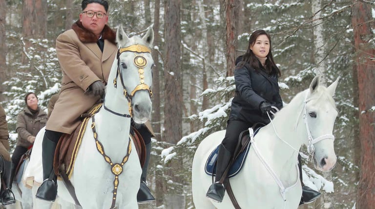 Der nordkoreanische Machthaber Kim Jong Un und seine Frau Ri Sol Ju zu Pferd auf dem Berg Paektu: Die höchste Erhebung des Landes gilt als Symbol der Herrscherfamilie.