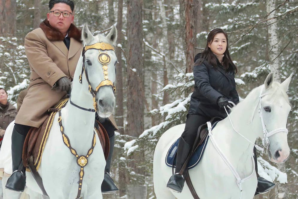 Der nordkoreanische Machthaber Kim Jong Un und seine Frau Ri Sol Ju zu Pferd auf dem Berg Paektu: Die höchste Erhebung des Landes gilt als Symbol der Herrscherfamilie.